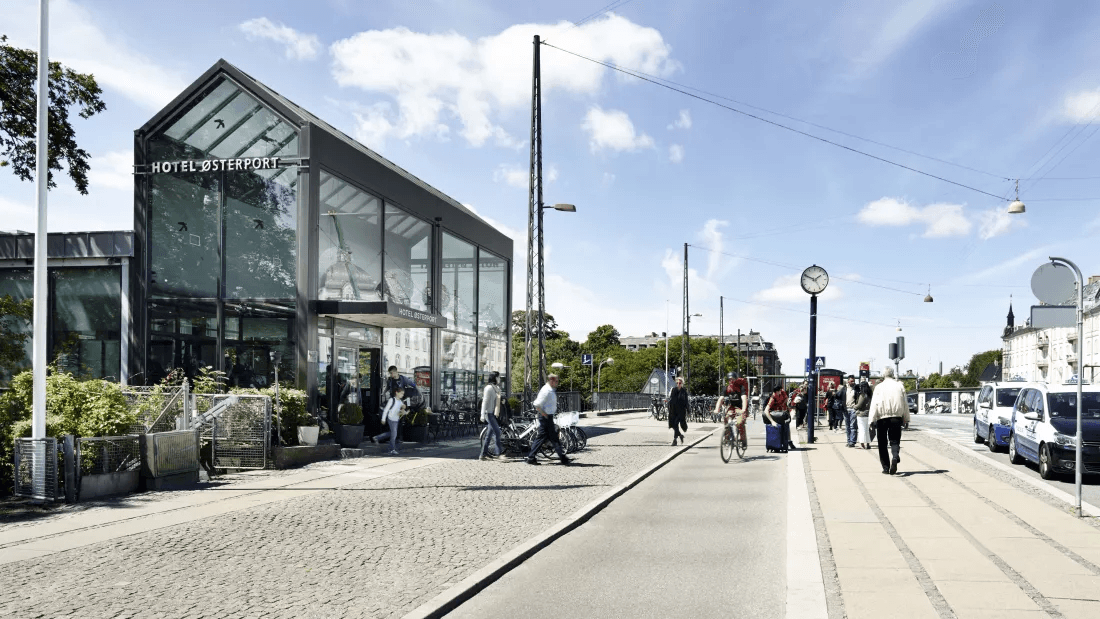 Hotel Østerport on a sunny day under a blue sky.
