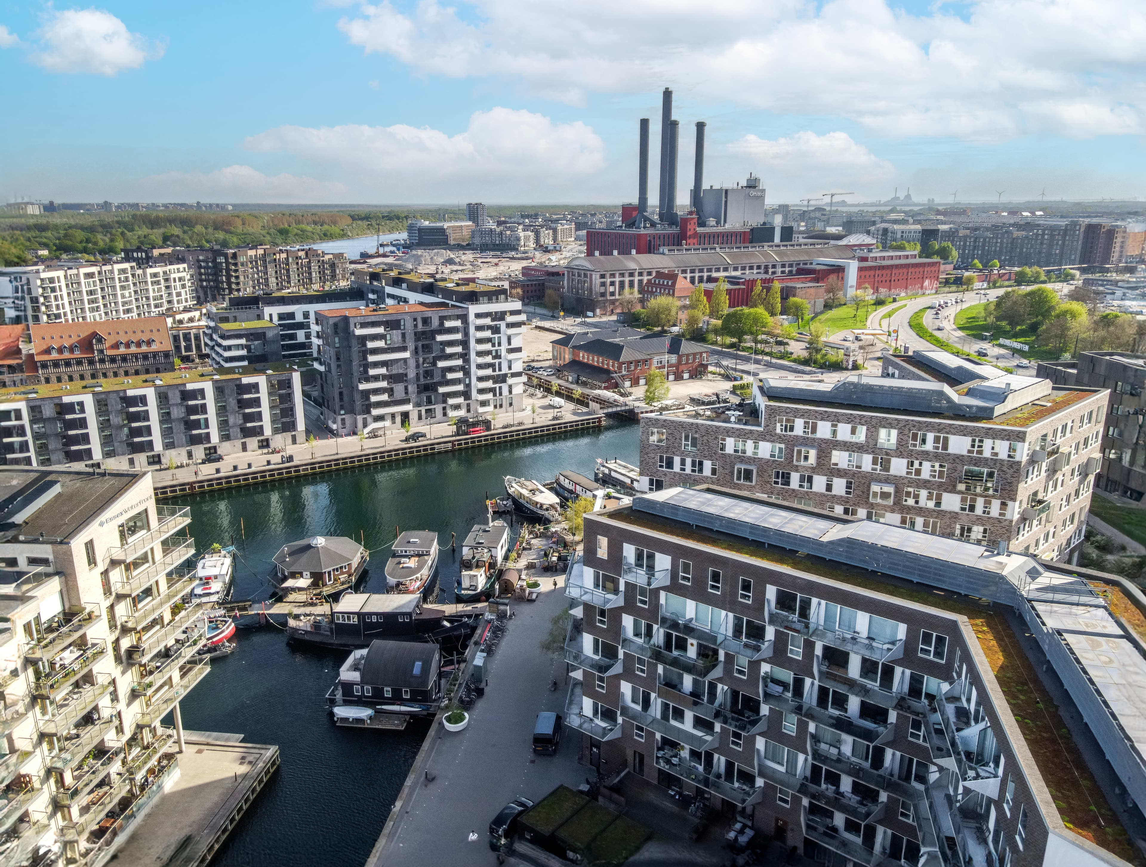 Eksteriørfoto af området ved havnen ved Skibbroen med udsigt til havnemiljøet