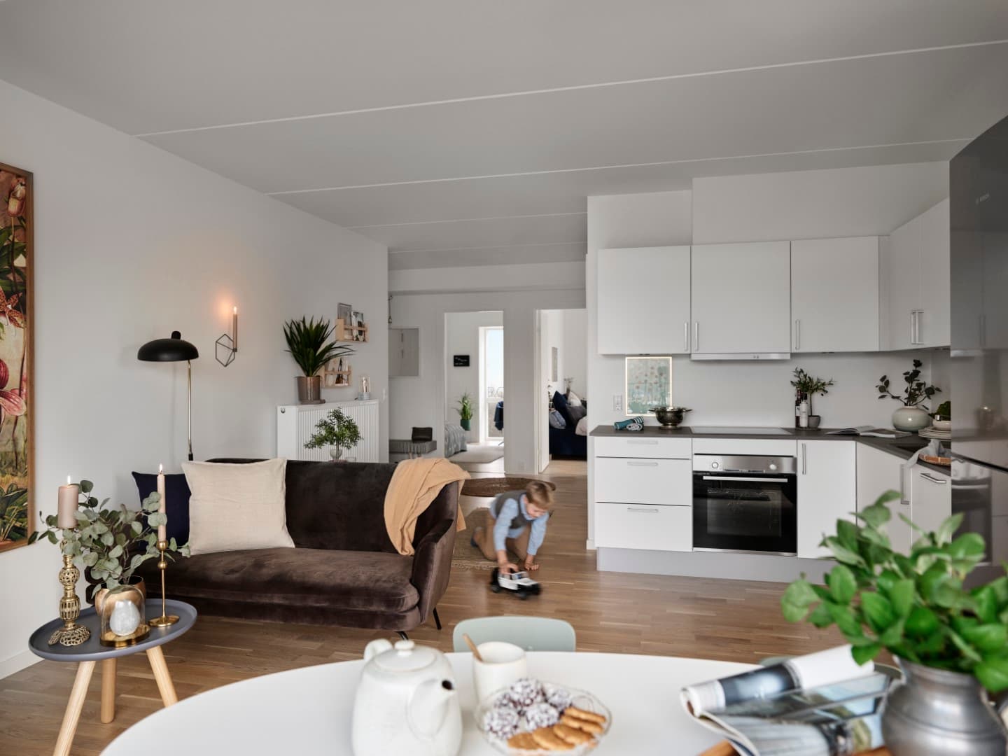 Vestvendt køkken-alrum og hyggelig terrasse 0