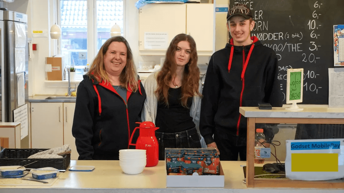 Michala Johansen, leder af Klub Godset, står sammen med medarbejderne Jasmin og Mathias