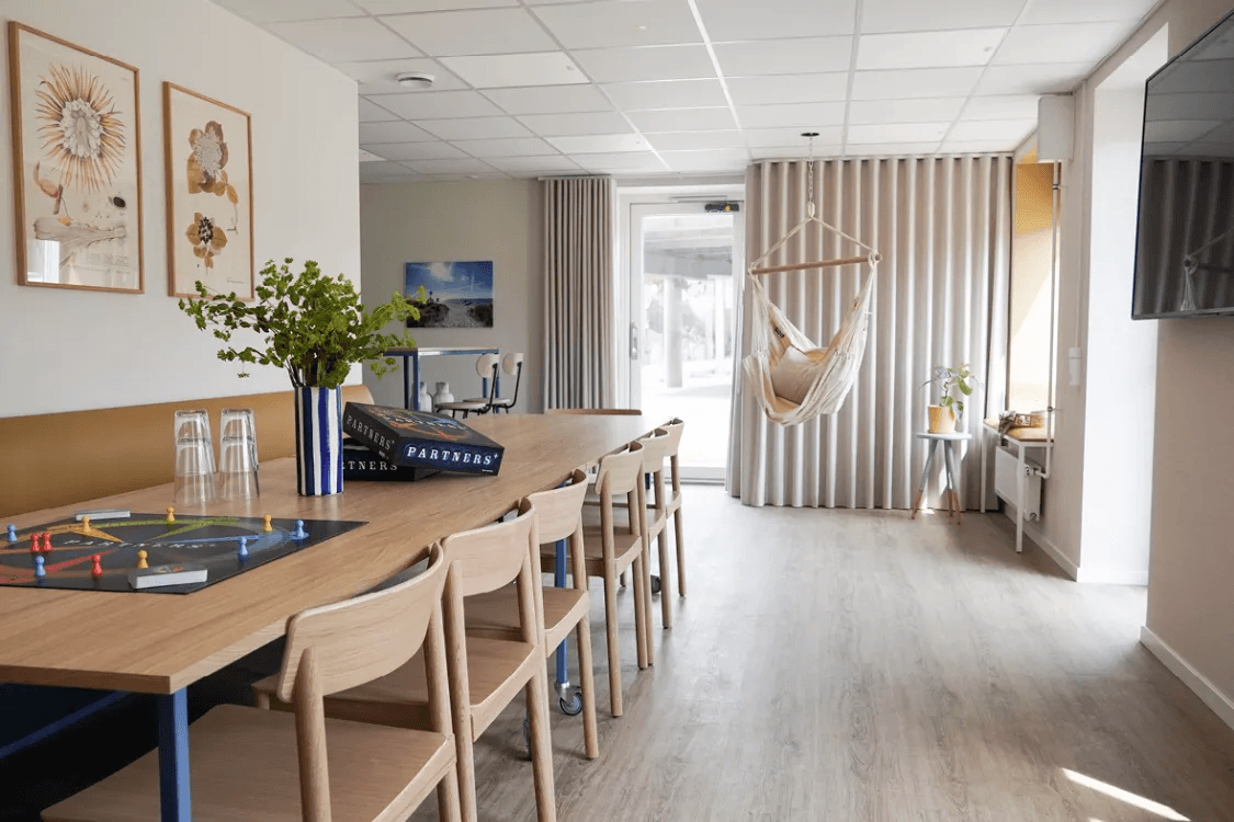 Fælleslokalet med borde og stole i ejendommen Strandby Høje i Hundige