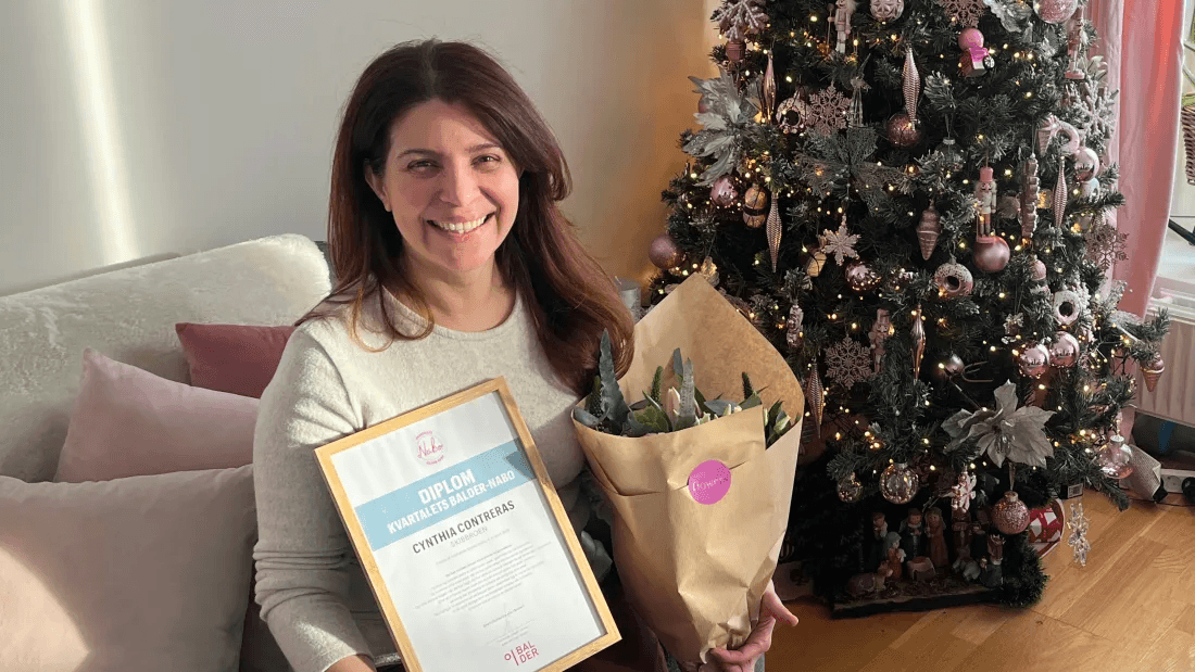 Kvartalets Balder-nabo til Cynthia i sin lejlighed i Skibbroen