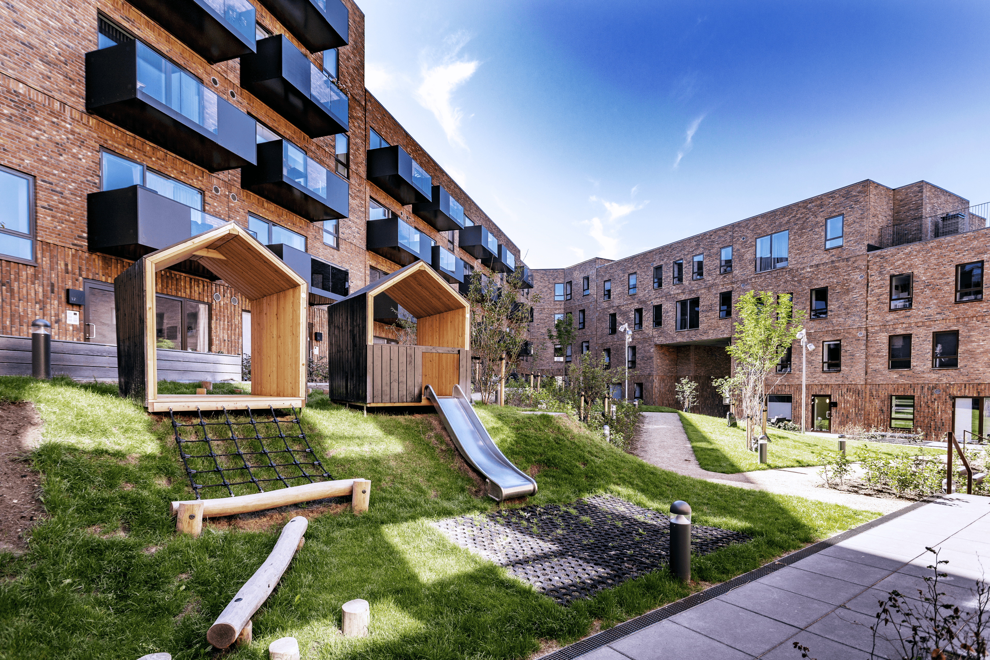 Exterior photo of the playground at Carlsbakken in Hillerød, located in the courtyard area.