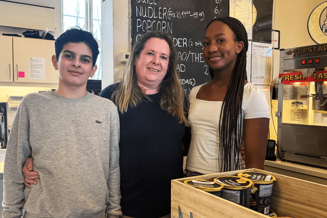 Michala, Ayo and Mikail are together in the kitchen at Klub Godset.
