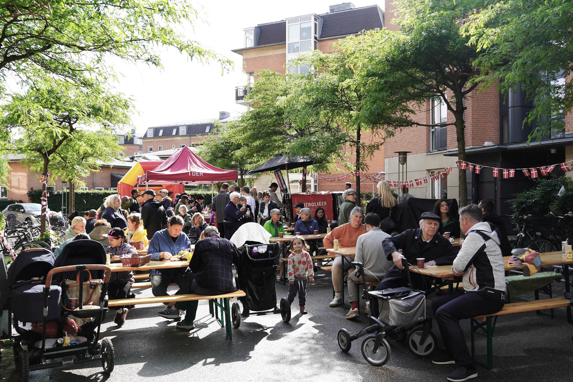 Resident event on a sunny day at Østerfælled Torv at Østerbro