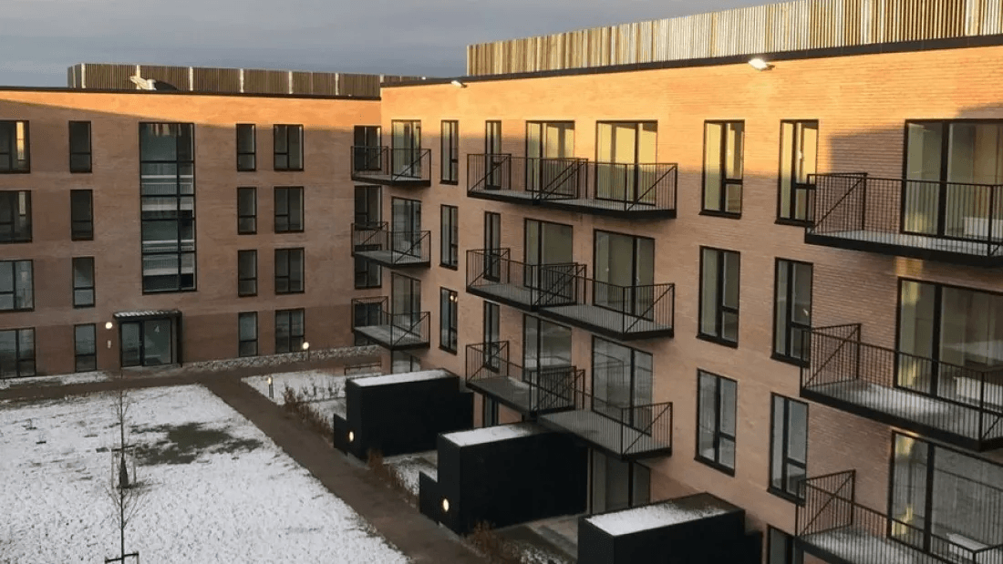 Ejendommen Agerhusene set udefra med altaner på facaden og gårdrum