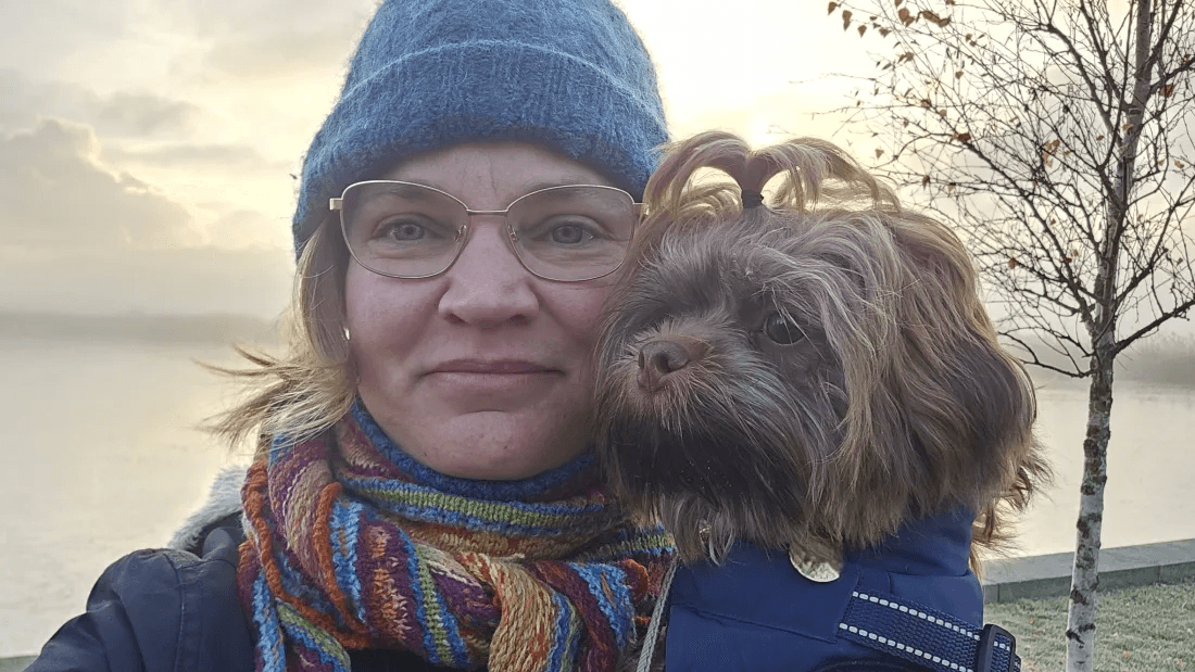 Henriette står med sin hund. Hun er beboer i ejendommen Elsehus i Ørestad