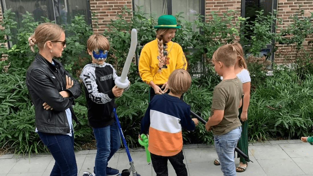 Kvinder og børn står i rundkreds til Balder-arrangement