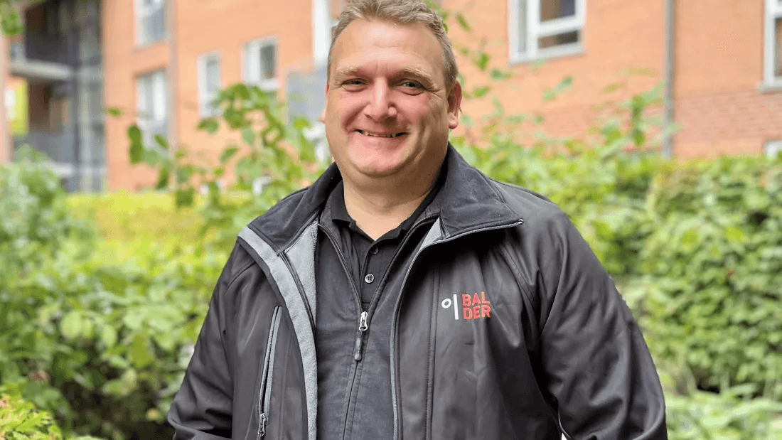 Balder-medarbejder, Morten Tofteby, står på ejendommen Østerfælled Torv