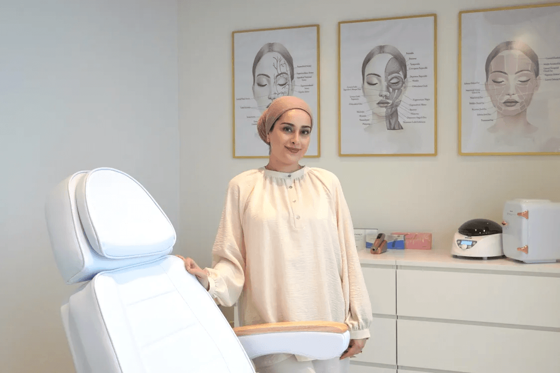 Shaee Ahmad i sin klinik Nordic Beauty Solutions, i hjertet af Høje Taastrup.