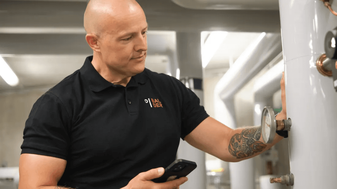 Martin, medarbejder hos Balder, kigger på vandvarmeren i kælderen på ejendommen