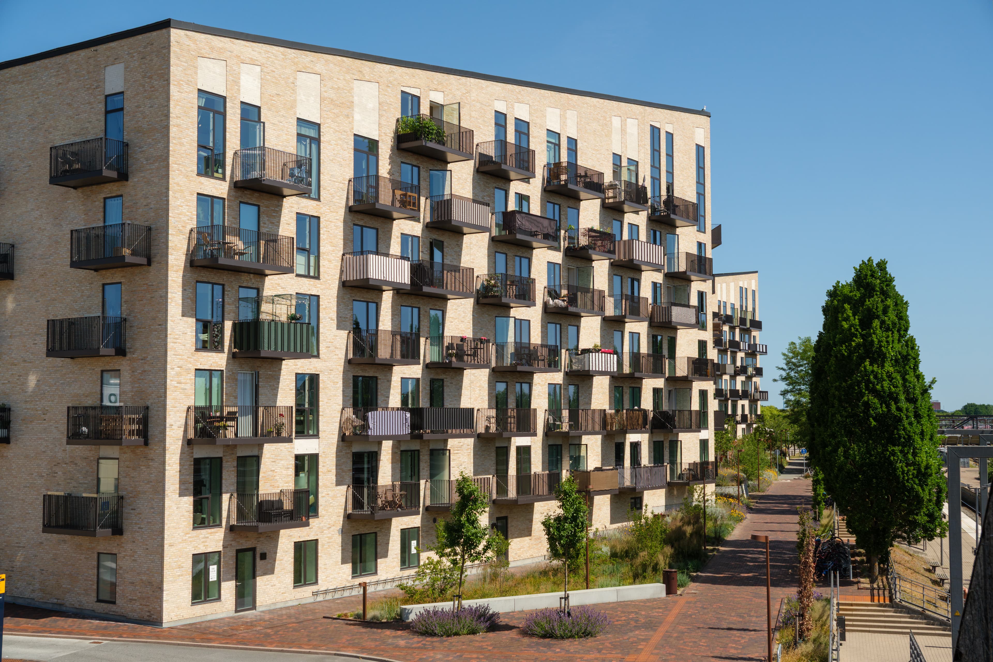 The terraces and courtyard environment at the Strandby Høje property in Hundige