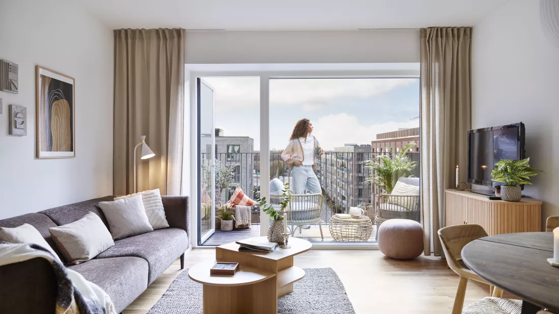 Bright living room with direct access to balcony