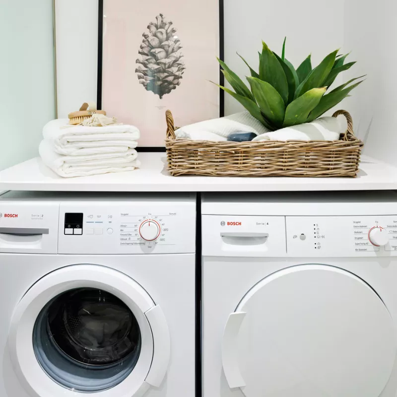 Vaskemaskine og tørretumbler på badeværelse i Agerhusene