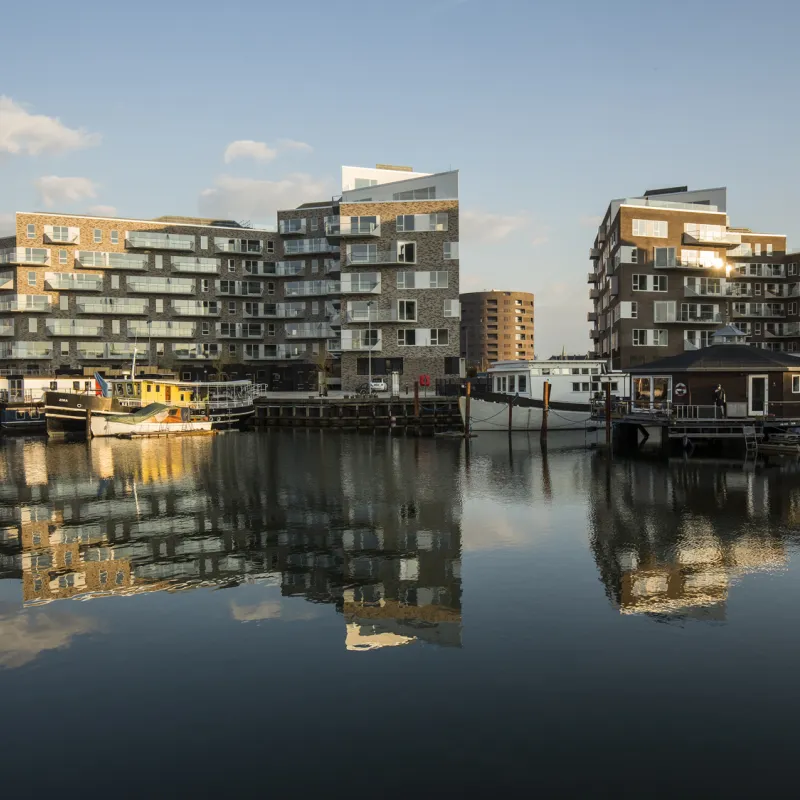 Skibbroen ligger lige ud til havnen