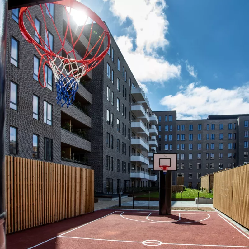 Tag et spil basket med børnene