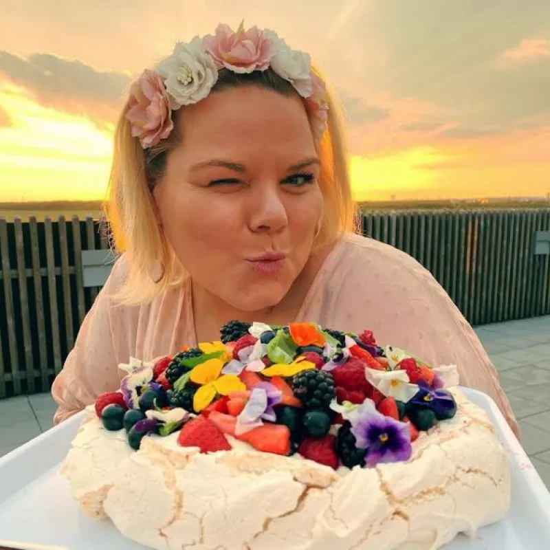 Anne-Mette nyder livet på Fælledkantens tagterrasse