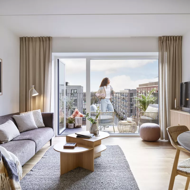 Bright living room with direct access to balcony