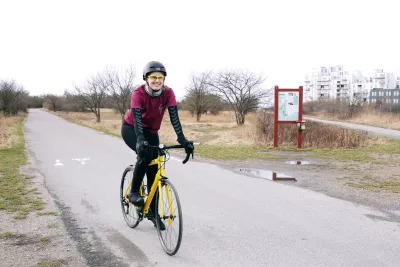 Birgitte fra Lavetten på gul Team Rynkeby-cykel