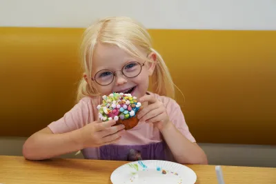 Sammen om Greve - pige med cupcake