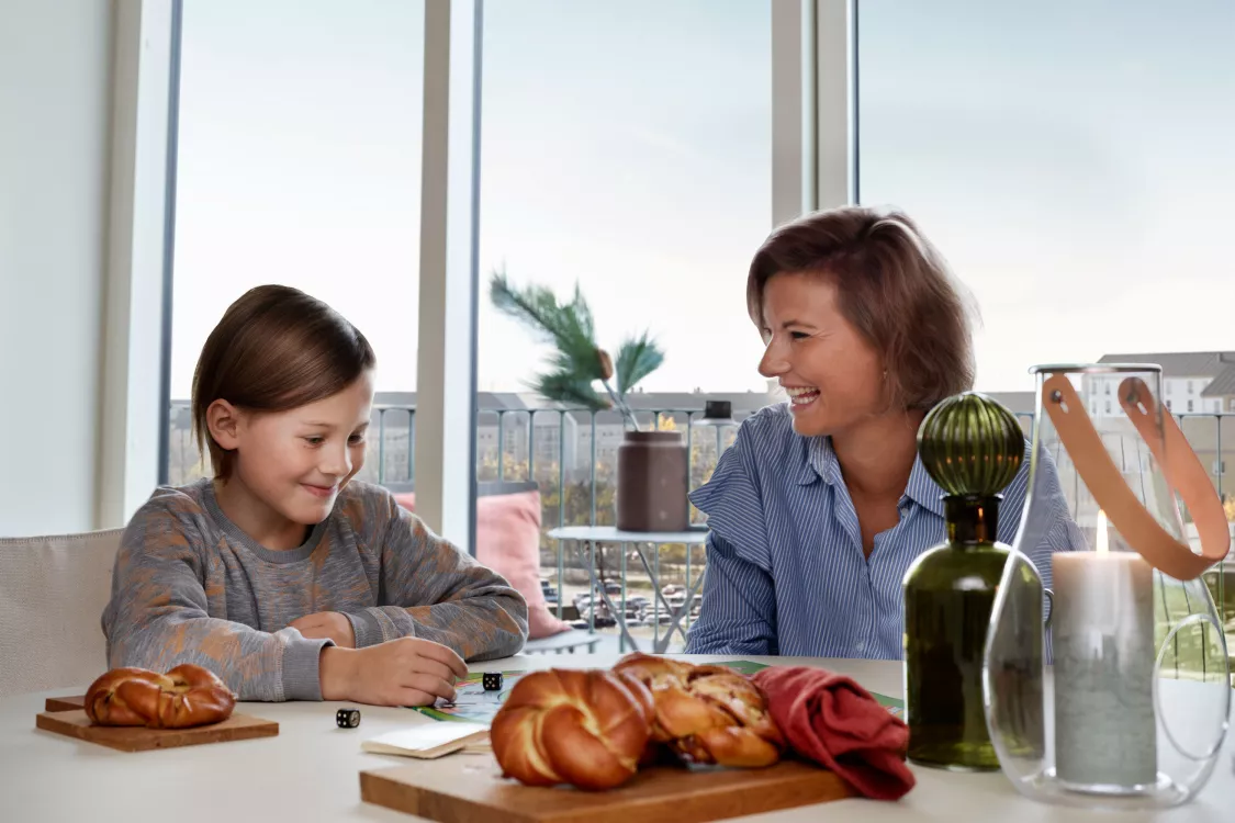 Glad familie i køkken