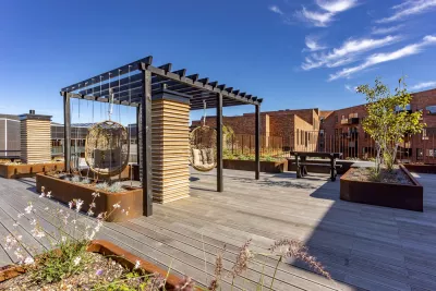 Hængestole på terrasse i Carlsbakken